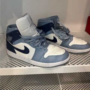 Nike women’s Jorden mid sneaker in size 10